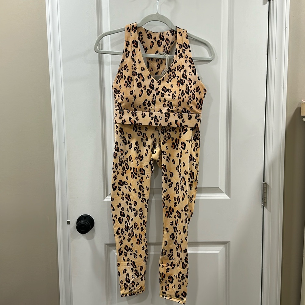 FABLETICS WORKOUT SET BRAND NEW NO TAGS.
